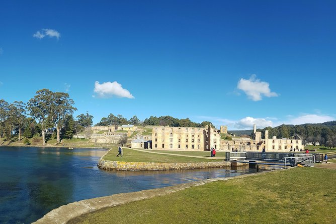 7-Day Super Value Tour of Tasmania: Explore Tasmania's West and East Coasts - Day 3: Cradle Mountain walks and Sheffield murals