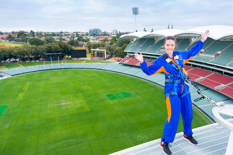 Adelaide: Rooftop Climbing Experience of the Adelaide Oval - The 50-metre lean-out