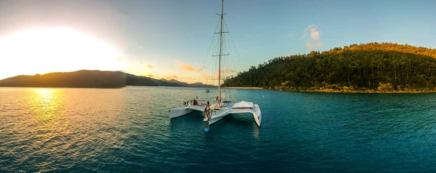 Airlie Beach: 2-Day Whitsunday Islands Sailing Snorkel Tour - Whitehaven Beach and the Hill Inlet walk
