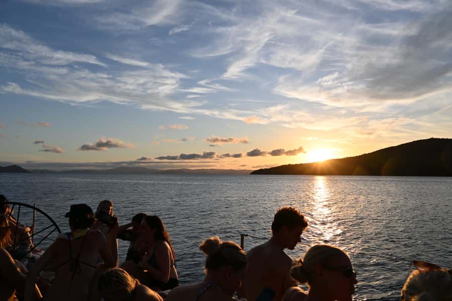 Airlie Beach: 2-Night Whitsundays Sailing Trip with Meals - The social side of life aboard