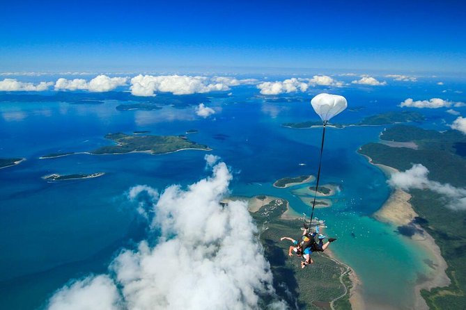 Airlie Beach Tandem Skydive Over the Whitsunday Islands - The 20-minute flight over the Whitsundays