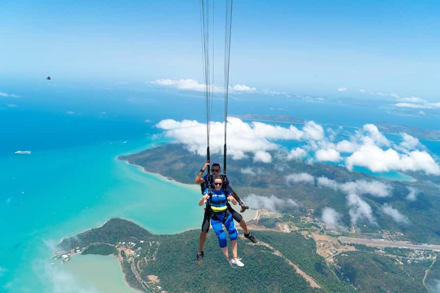 Airlie Beach: Tandem Skydive over the Whitsundays - The scenic flight to 15,000 feet