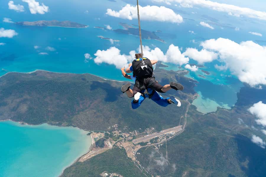Airlie Beach: Tandem Skydive over the Whitsundays - Five to seven minutes under the parachute