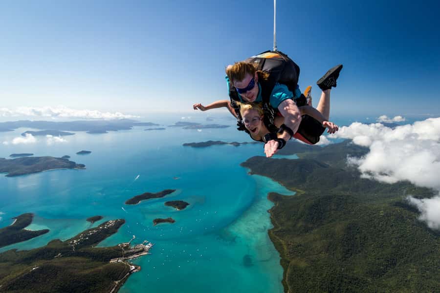 Airlie Beach: Tandem Skydive over the Whitsundays - From pickup to the dropzone
