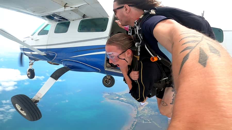 Airlie Beach: Tandem Skydiving Experience with Beach Landing - Key points to know before you book