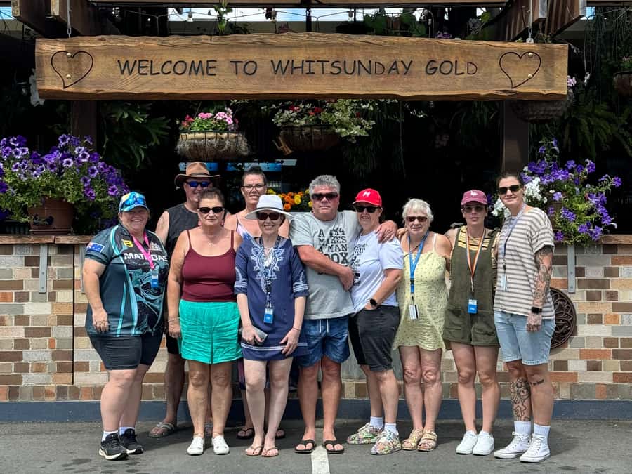 Airlie Beach: The Airlie Hopper Sightseeing Bus - Starting with coffee at Whitsundays Gold