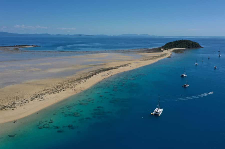 Airlie Beach: Whitsunday Islands Sailing, SUP & Snorkel Tour - Wings III gives you sailing, not just a boat transfer