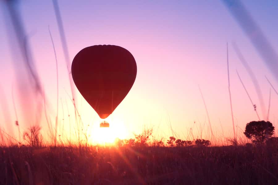 Alice Springs: Early Morning Hot Air Balloon Flight - Sparkling wine, snacks, and a flight certificate