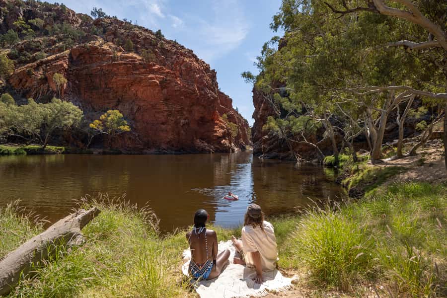 Alice Springs: West MacDonnell Ranges & Standley Chasm Tour - Standley Chasm: the most dramatic short walk