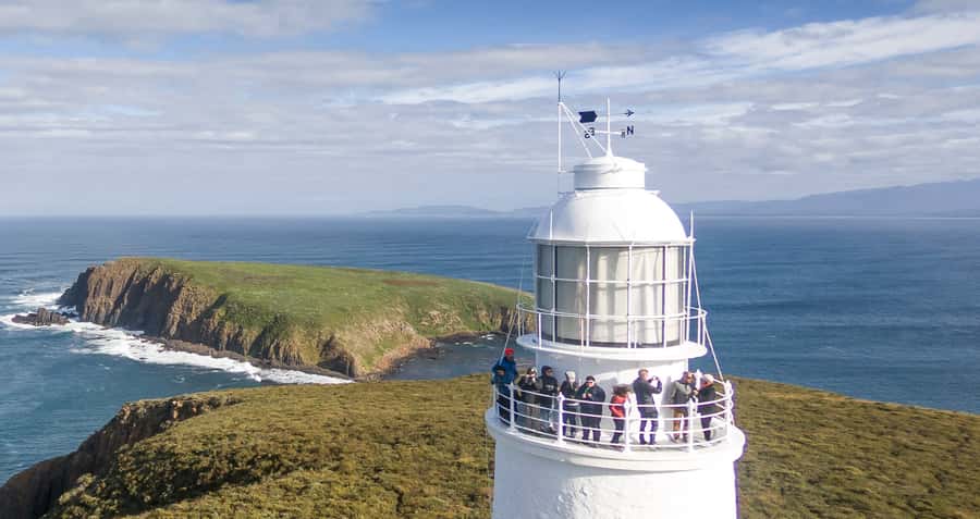 Bruny Island: Cape Bruny Lighthouse Tour - Cape Bruny Lighthouse and the wild coast below