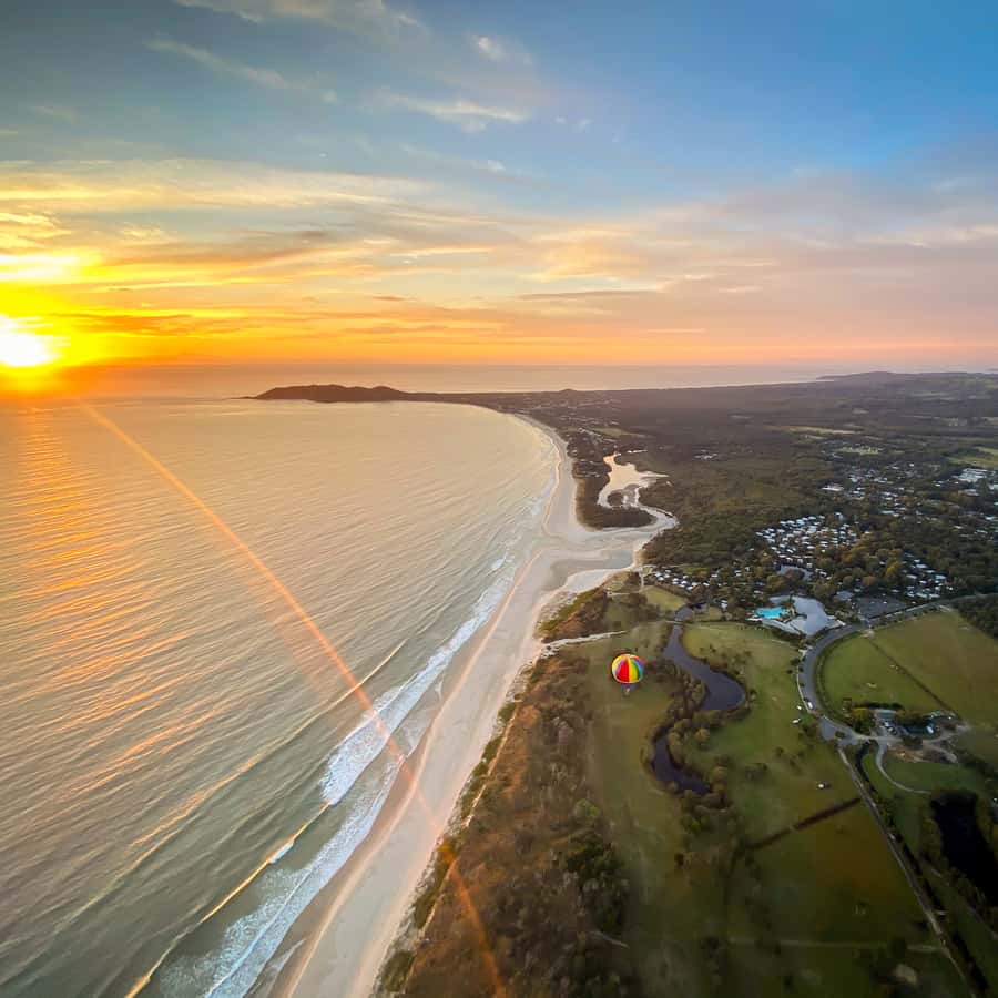 Byron Bay: Sunrise Hot Air Balloon Flight with Breakfast - Sunrise above the Rainbow Region