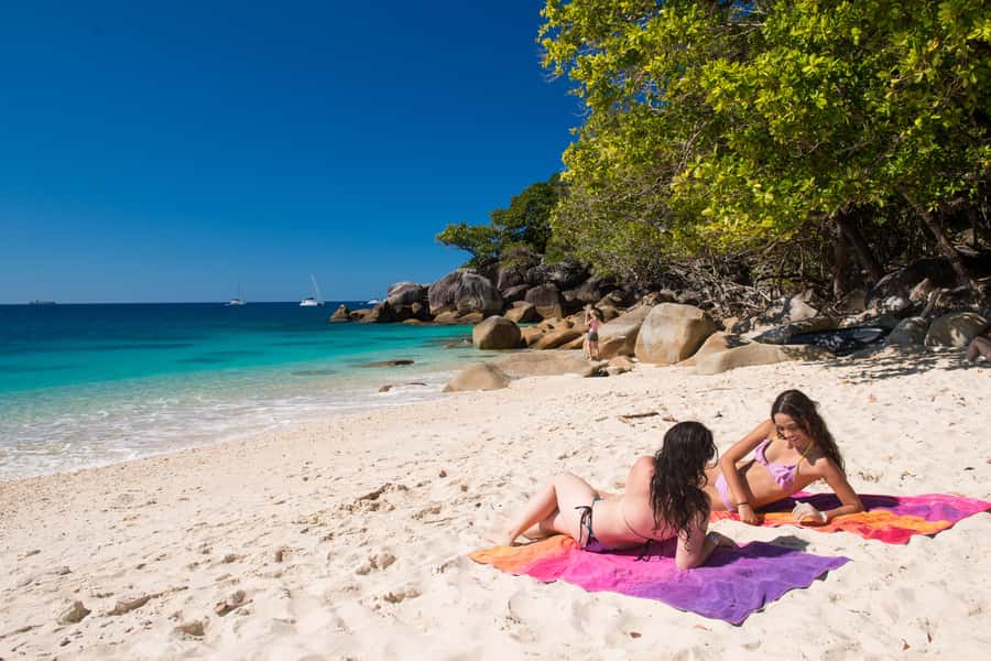 Cairns: Great Barrier Reef and Fitzroy Island Boat Tour - Fitzroy Island and lunch at Zephyrs