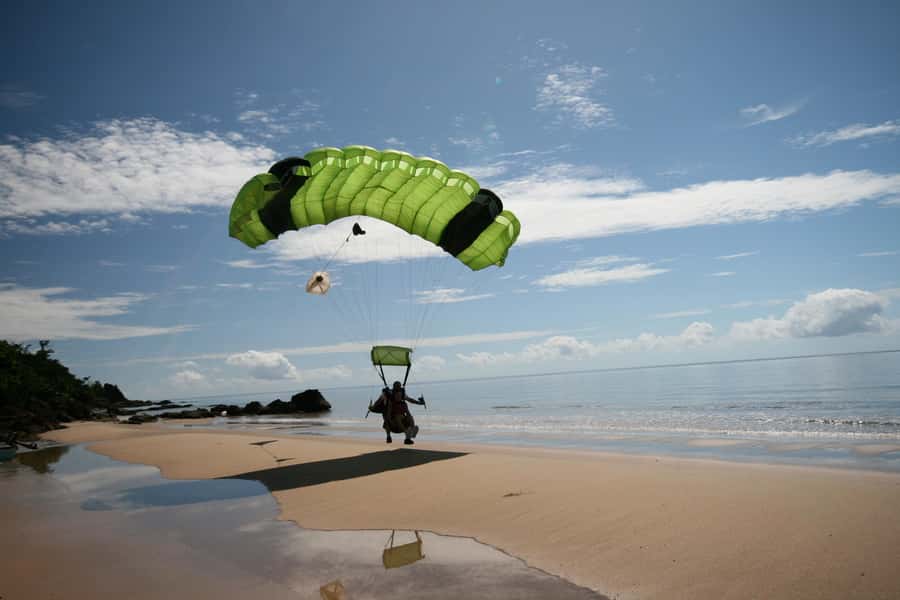 Cairns: Tandem Skydive - The Scenic Flight to 14,000 Feet