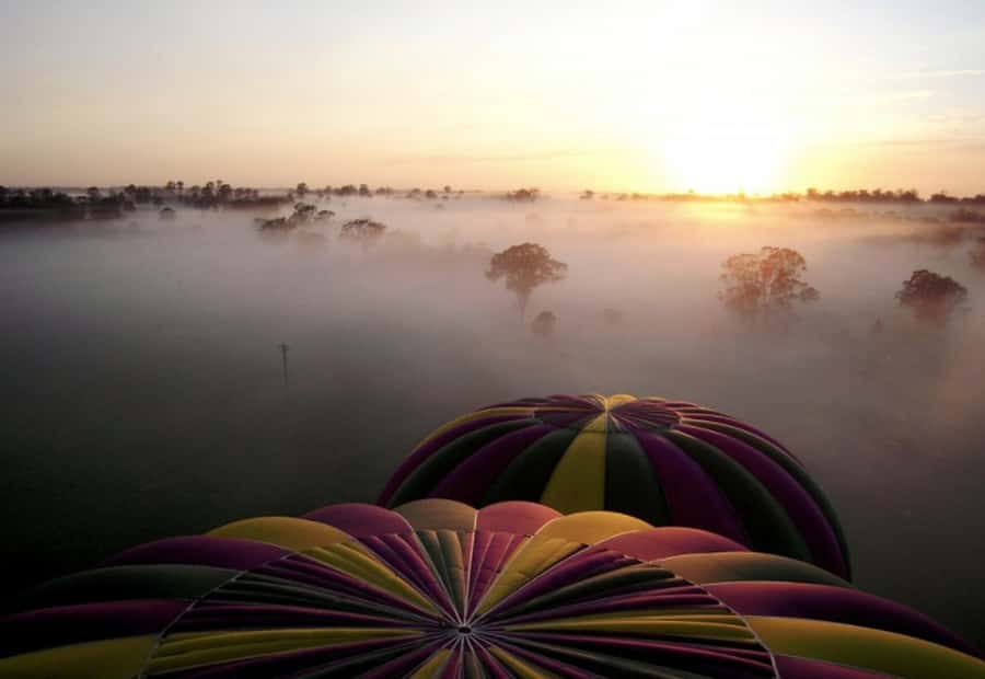 Camden Valley: Sunrise Hot Air Balloon Flight With Breakfast - Watching the balloon come alive