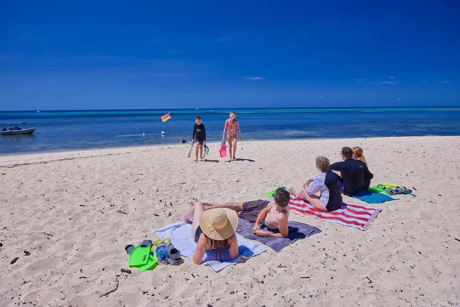 From Cairns: 2 Islands 1 day - Fitzroy & Green Islands - Handling lunch at Fitzroy and Green Island