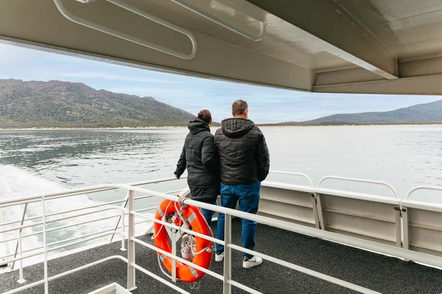 From Coles Bay: Wineglass Bay Cruise with Lunch - Lunch with a view of the bay