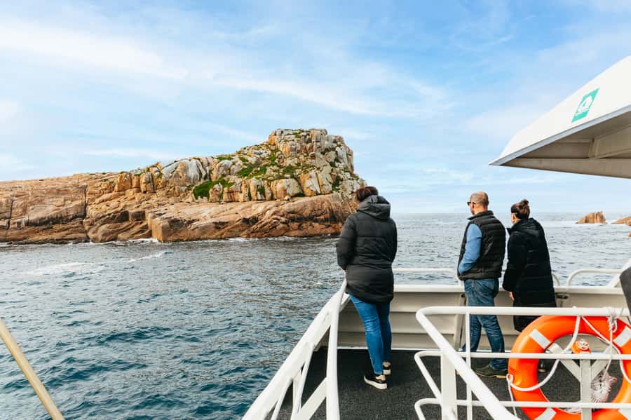 From Coles Bay: Wineglass Bay Cruise with Lunch - Commentary that adds something to the scenery