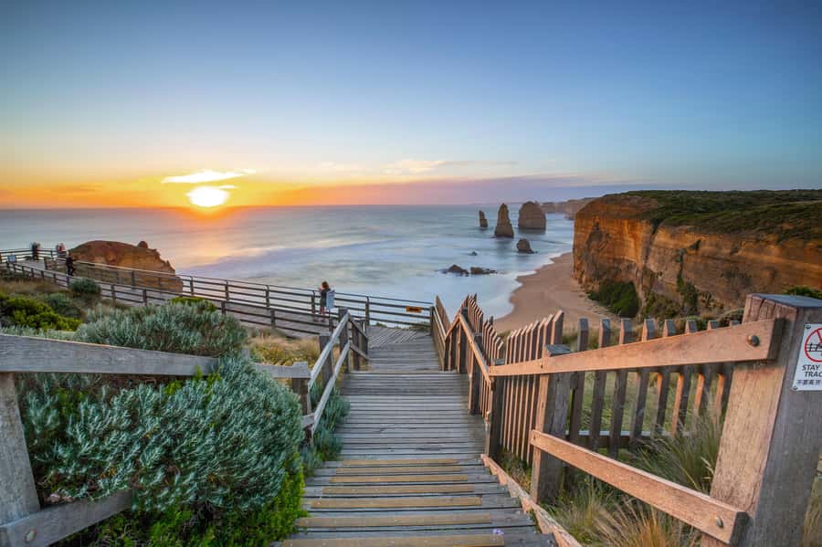 From Melbourne: Reverse Great Ocean Road Day Trip with Lunch - Picnic lunch beside the coast