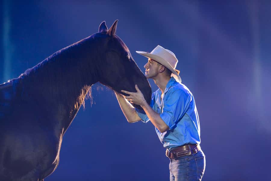 Gold Coast: Australian Outback Spectacular Dinner & Show - Arriving at Australian Outback Spectacular