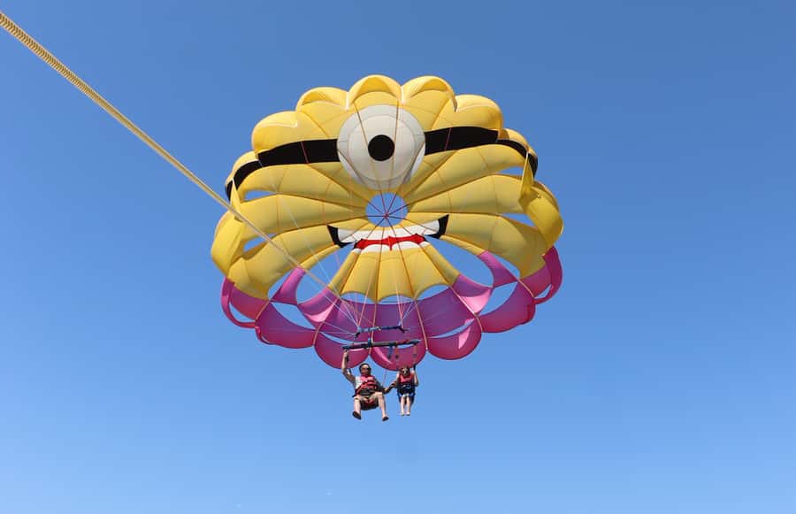 Gold Coast: Parasailing in Surfers Paradise - What to bring and what to leave behind