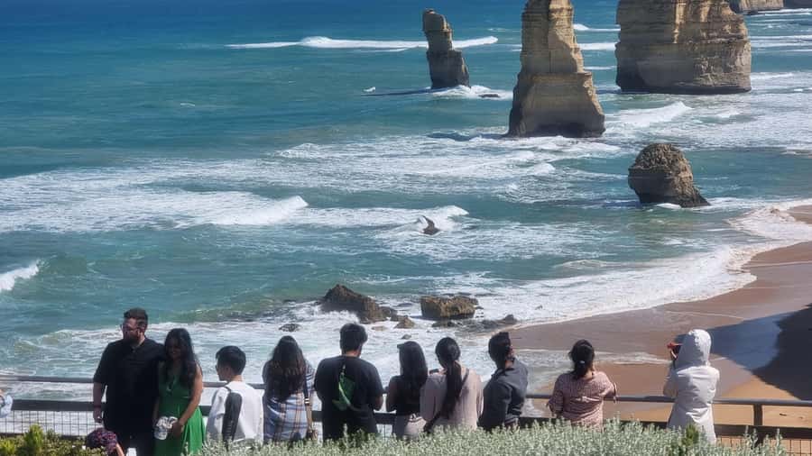 Great Ocean Road Lux Tour Max 11 Hotel Pickup - Lunch and a break in Apollo Bay