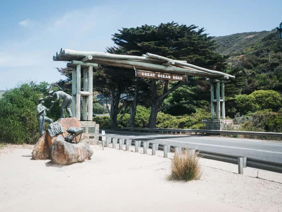 Great Ocean Road Tour PRIVATE LUXURY-FREE entry,hotel pickup - The Memorial Archway explains the road itself