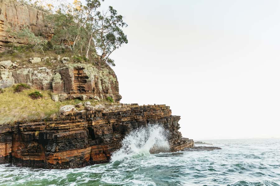 Hobart: 2.5-hour Iron Pot Lighthouse Cruise - Hope Beach, Caves, and Open Water