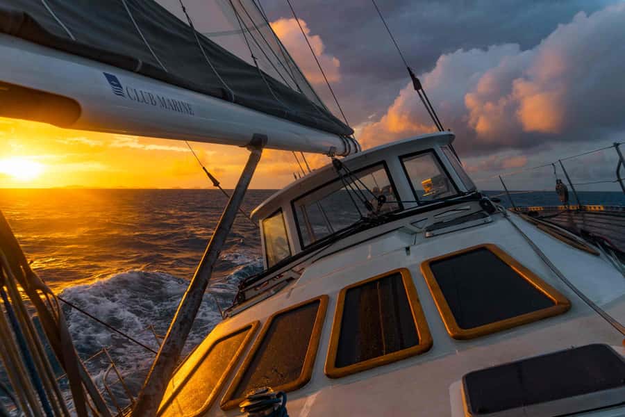Hobart: Luxury Yacht Scenic Sailing Tour with Snacks - The first hour: learning how the yacht works