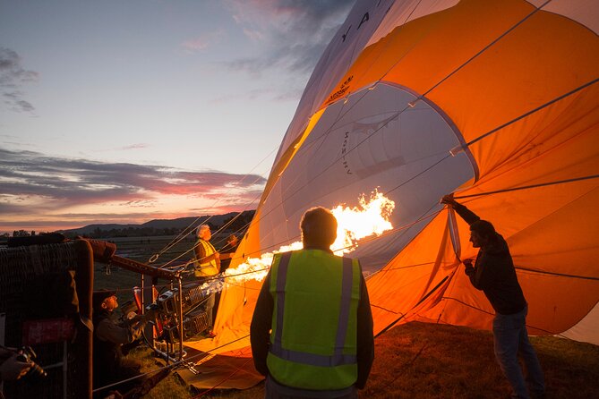 Hot Air Balloon Flights in Perth (Avon Valley) with breakfast - Landing in an open field