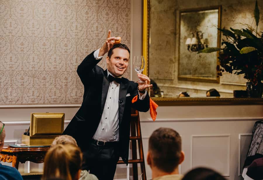Impossible Occurrences - Melbourne Magic Show - A close-up show inside the Melbourne Marriott