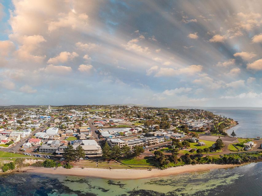 Kangaroo Island: Half-Day Tour Guided Coach Tour - Silo Art and two giant island symbols