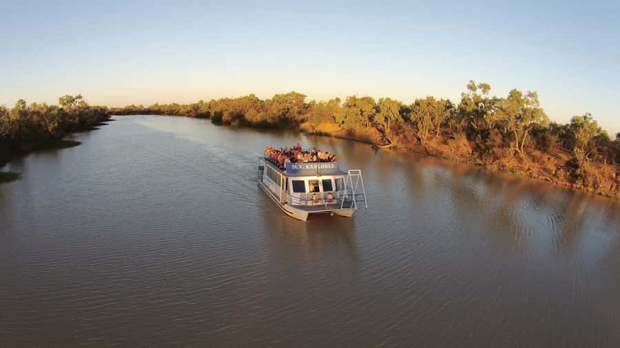 Longreach: Drover's Sunset Cruise & Outback Dinner & Show - Boarding the Longreach Explorer