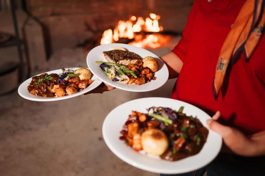 Longreach: Smithy's Outback Dinner and Show - Damper and billy tea add the right final touch