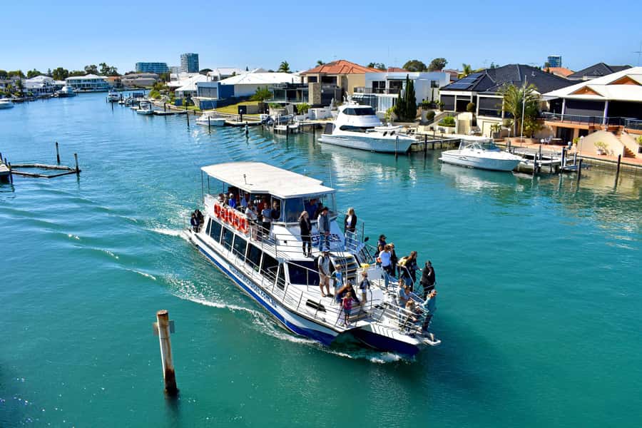 Mandurah: Dolphin and Views Cruise - The opening minutes: harbour views and the first dolphin search