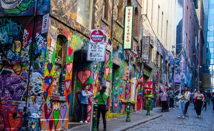 Melbourne: City Highlights Group Tour by Bus - Hosier Lane: 15 minutes of changing street art