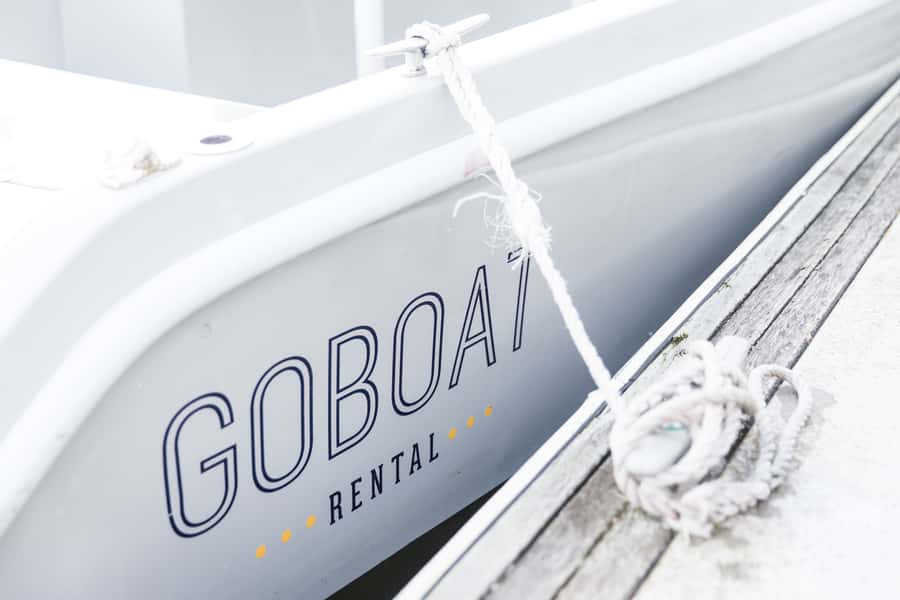 Melbourne: Electric Picnic Boat Rental on the Yarra River - The $70 group price and who gets the best value