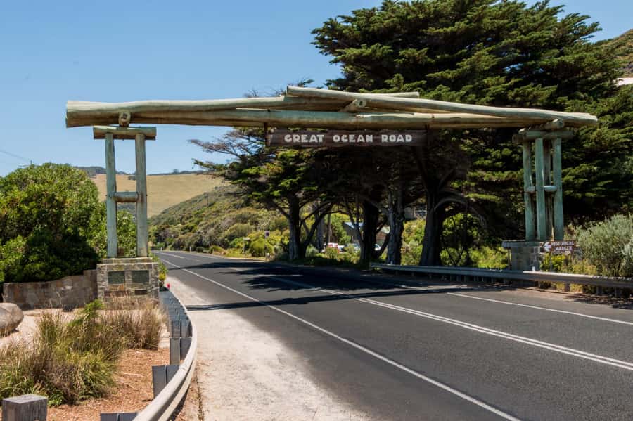 Melbourne: Great Ocean Road, 12 Apostles & Rainforest Tour - The Twelve Apostles: spectacular, busy, and time-sensitive