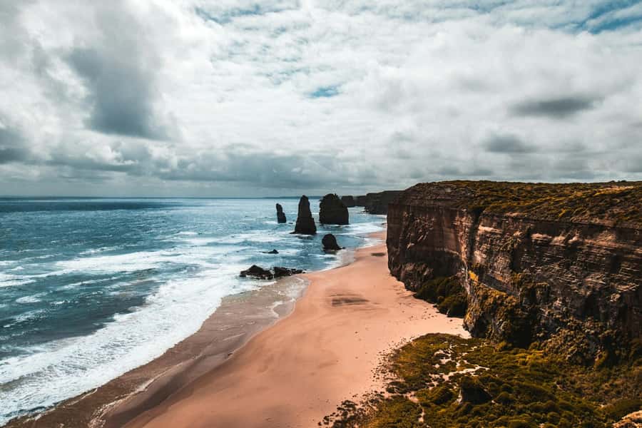 Melbourne: Great Ocean Road to 12 Apostles via the Coastline - The Memorial Arch marks a remarkable road