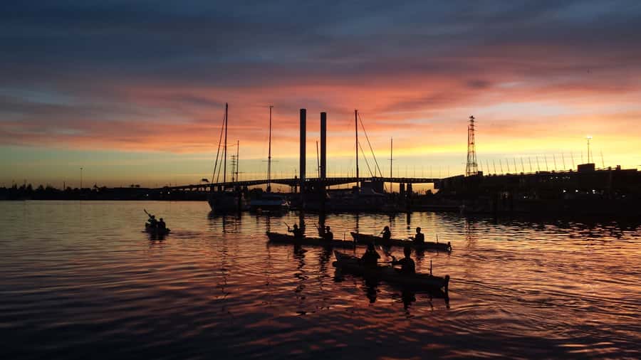 Melbourne: Sunset Kayak Tour with Dinner - Paddling through the harbour before sunset