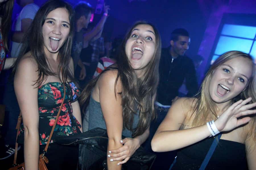 Melbourne: Weekly Bar Crawl: 5 Free shots, Club Entry - What the night looks like, from first bar to final club