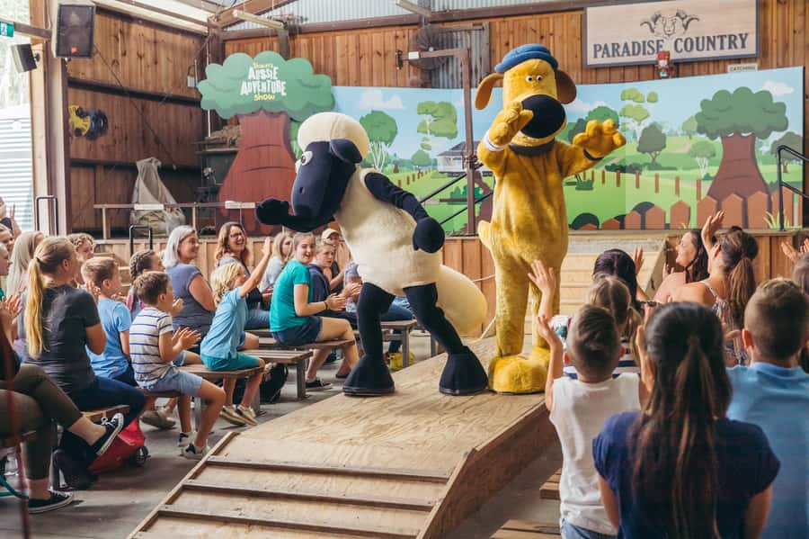 Paradise Country: Ultimate Aussie Farm Experience - Learning to throw a boomerang