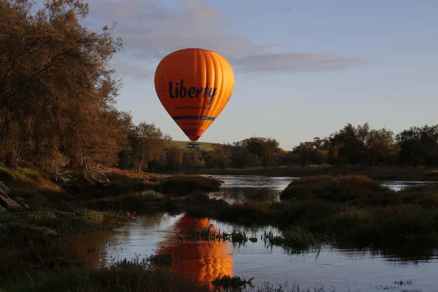 Perth to Northam: Balloon flight including shuttle bus - Meeting the crew at Dome Cafe