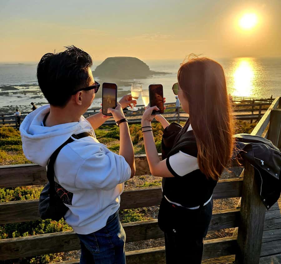 Phillip Island: Golden Hour Penguin Express Tour - Why the golden hour setting works so well