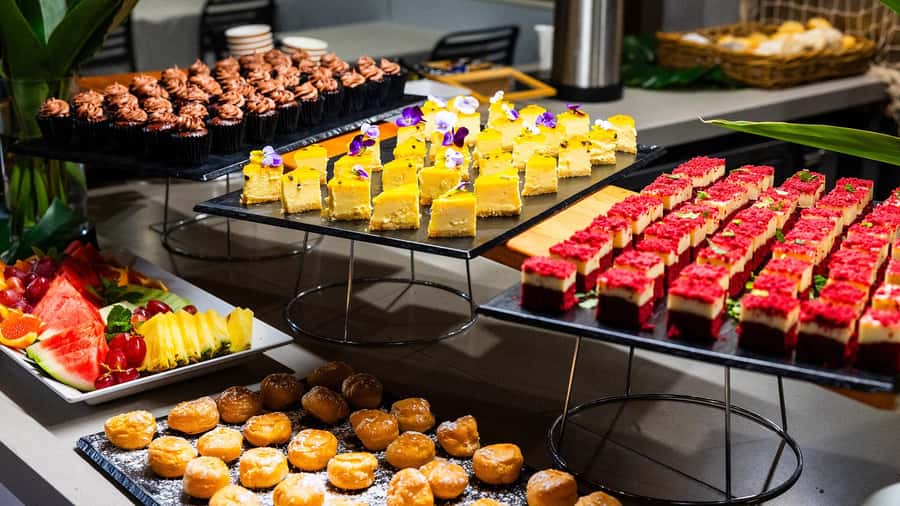 Surfers Paradise: Buffet Dinner Sightseeing Cruise - Choosing your table and timing