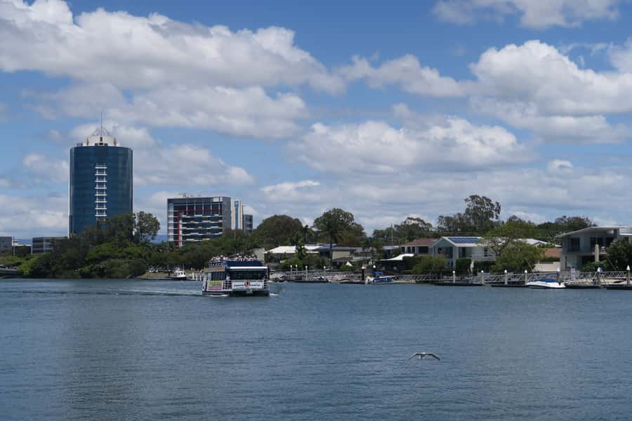 Surfers Paradise: Sightseeing Morning River and Canal Cruise - A family-friendly boat with a personal touch
