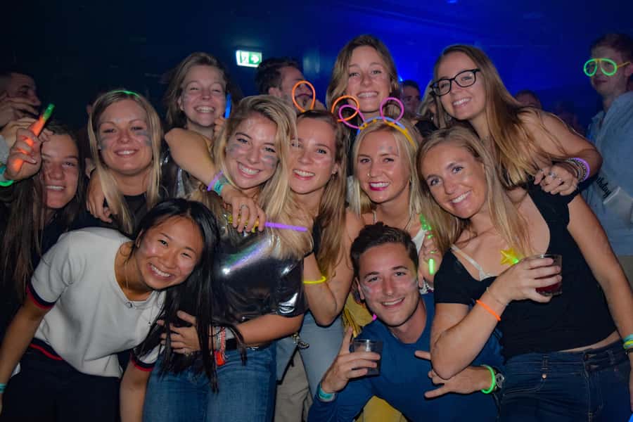 Sydney: Big Night Out Pub Crawl with Local Party Hosts - 3 Wise Monkeys and the one-hour rhythm