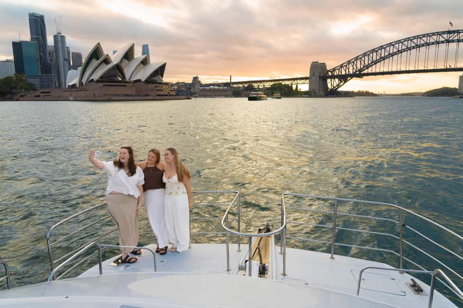 Sydney: Golden Glow Sunset Harbour Cruise with 1 Drink - How much value do you get for $60?