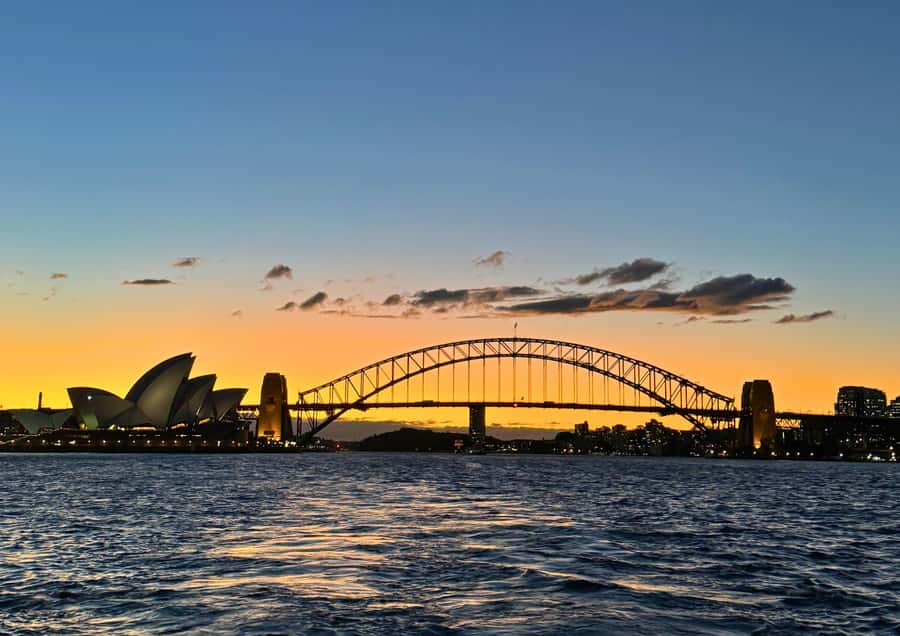 Sydney: Harbour Dinner Cruise with Buffet - The two-hour route and the changing light