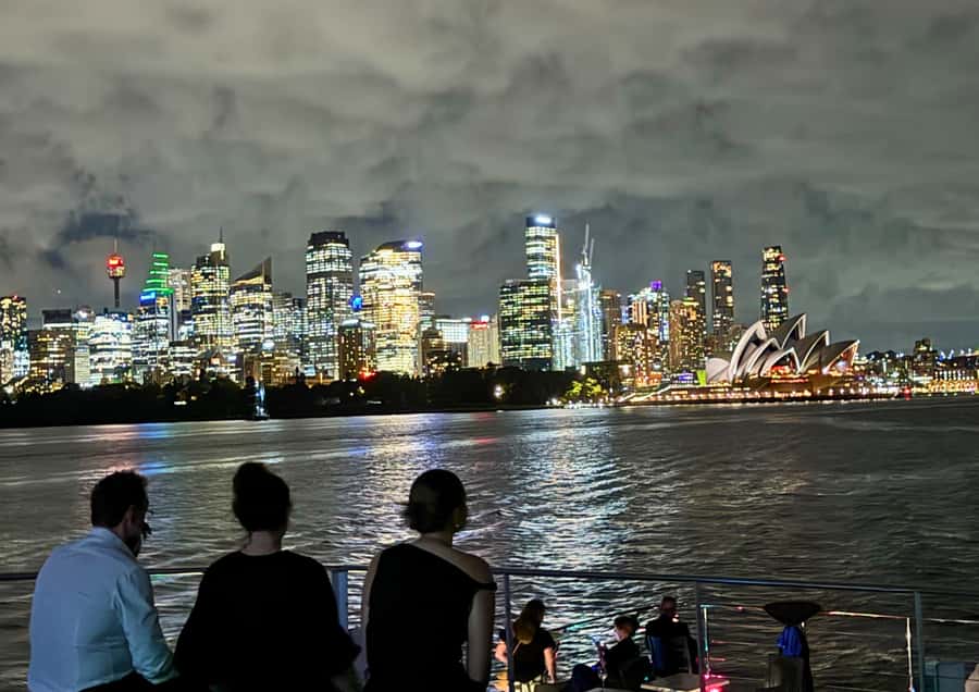 Sydney: Harbour Dinner Cruise with Buffet - A buffet that does more than fill the gap
