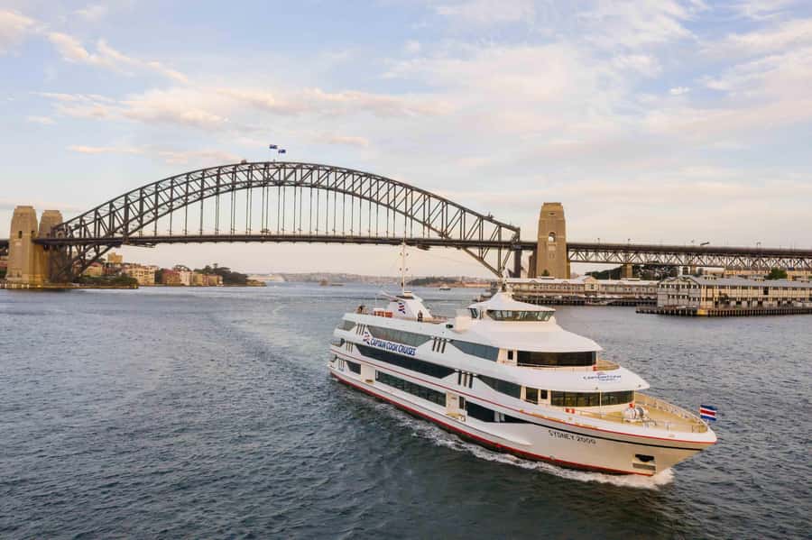 Sydney Harbour Experience 90-minute Sightseeing Cruise - The first view: Opera House and Harbour Bridge